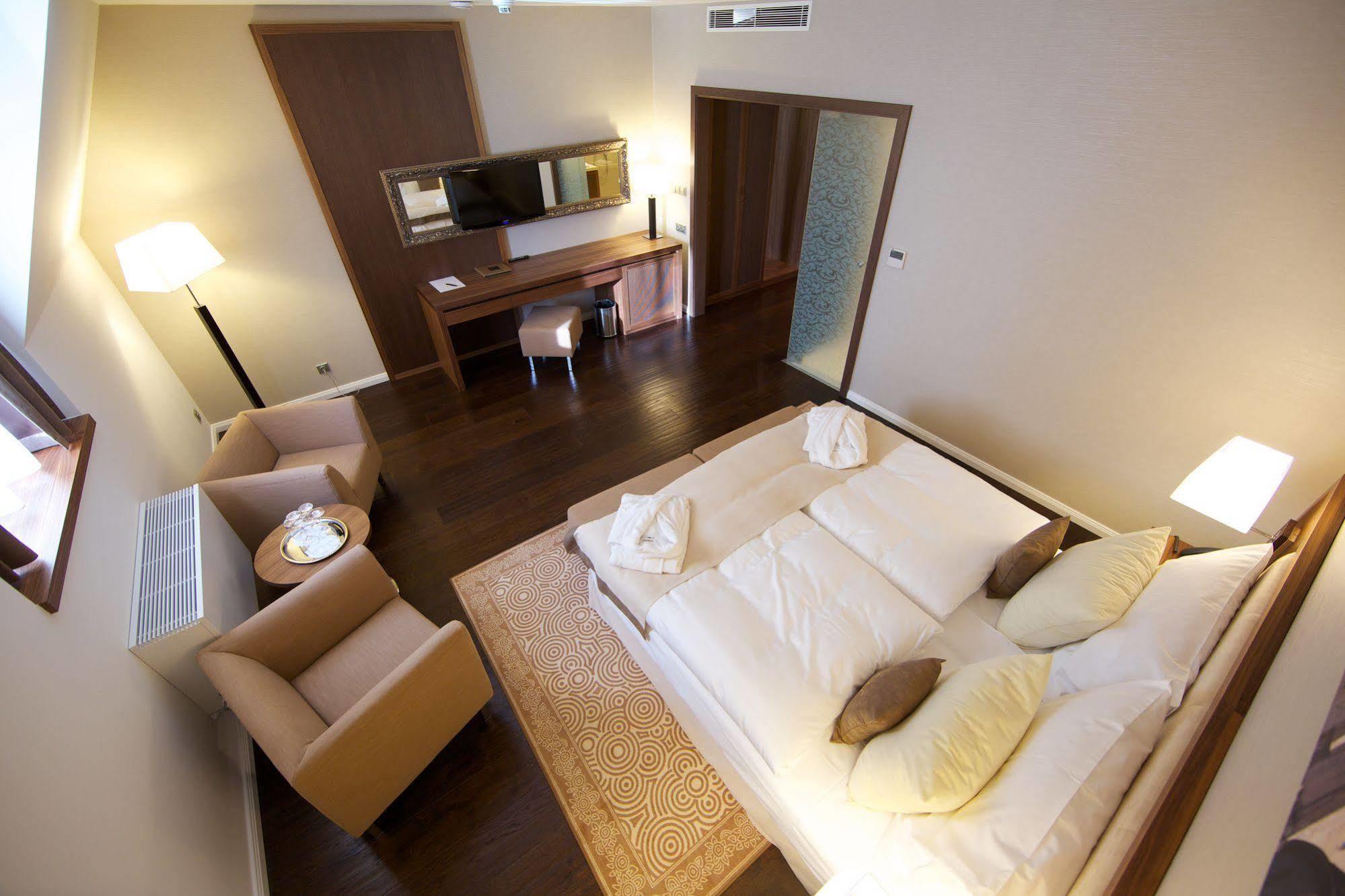 Hotel Elizabeth Trencin Bagian luar foto
